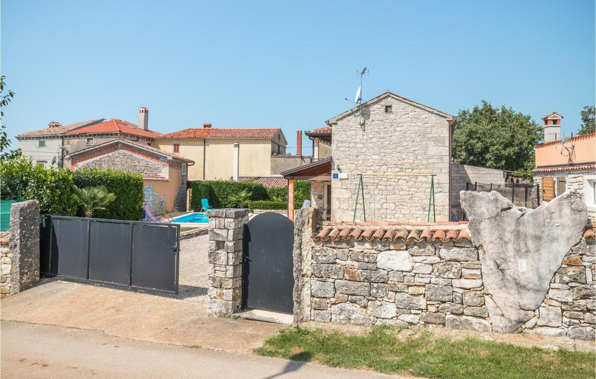 Lovely Home In Visnjan With Outdoor Swimming Pool Bagian luar foto